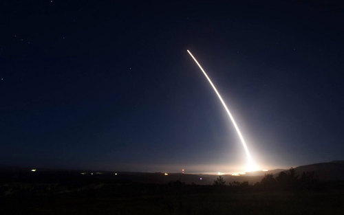 آزمایش موشکی از یک پایگاه نظامی در کالیفرنیا آمریکا