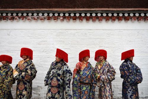 بوداییان تبت در یک مراسم آیینی در معبدی در استان جانسو چین