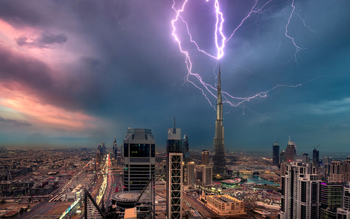 برخورد رعد و برق به برج خلیفه در دوبی 