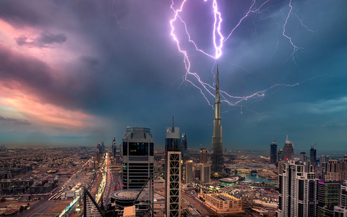 برخورد رعد و برق به برج خلیفه در دوبی