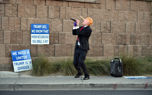 اعتراض یکی از مخالفان دونالد ترامپ نامزد جمهوریخواه انتخابات ریاست جمهوری آمریکا در مقابل هتل محل اقامت او در لاس وگاس ایالت نوادا