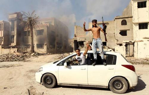 لیبی - افراد مسلح حامی دولت قانونی در حال شادی و پایکوبی بعد از سیطره بر مرکز شهر بنغازی