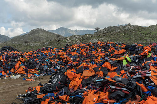 صدها جلیقه نجات انباشته شده متعلق به پناهجویان خاورمیانه ای در جزیره لسبوس یونان