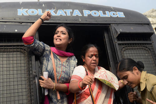دستگیری چند معلم در جریان تظاهرات صدها معلم زن هندی در شهر کلکته که نسبت به حقوق و مزایای شغلی شان معترض بودند