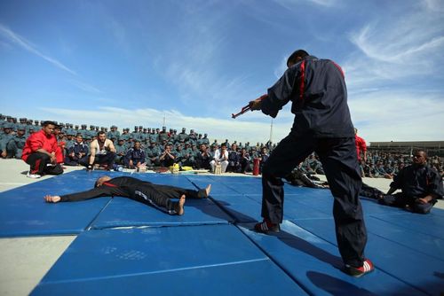 نمایش تمرینات رزمی در جریان مراسم فارغ التحصیلی افسران پلیس افغانستان- هرات