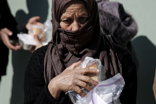 توزیع غذا میان پناهجویان در اردوگاهی در نزدیکی شهر آتن یونان