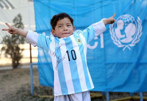 مرتضی احمدی کودک افغان شادمان از پوشیدن پیراهن با امضای لیونل مسی بازیکن تیم ملی فوتبال آرژانتین