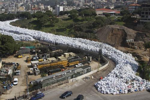 چیدن زباله های انباشته شده شهر بیروت در گوشه یک بلوار در این شهر