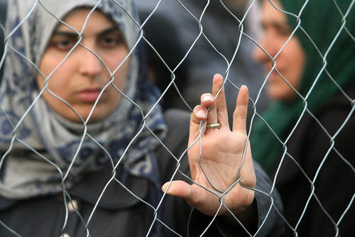تظاهرات پناهجویان خاورمیانه ای پشت حصارهای مرزی بین یونان و مقدونیه