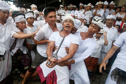 اجرای یک مراسم آیینی در معبدی در بالی اندونزی