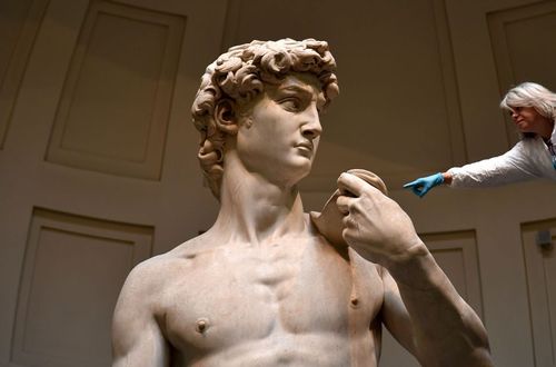 تمیز کردن مجسمه ها در فلورانس ایتالیا
