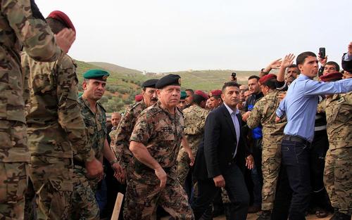 عبدالله دوم پادشاه اردن با پوشیدن لباس نظامی در مراسم تدفین یکی از افسران کشته شده ارتش این کشور در جنگ با داعش حضور یافت