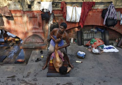 ماساژور کنار خیابانی در کلکته هند