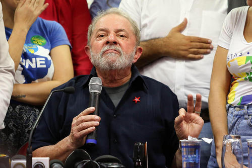 نشست خبری لوییس ایناسیو لولا داسیلوا رییس جمهور سابق برزیل پس از بازجویی 4 ساعته از او در سائوپائولو برزیل. داسیلوا متهم به اختلاس 2 میلیارد دلاری از یک شرکت نفتی دولتی برزیل است