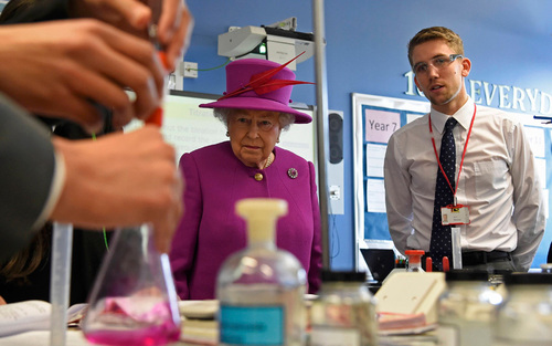 بازدید ملکه بریتانیا از کلاس شیمی مدرسه ای در لندن