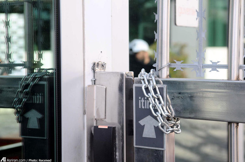 قفل و زنجیر در ورودی دفتر اصلی روزنامه زمان در خیابان بوسنی استانبول