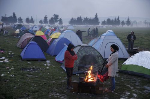 دختران در اردوگاه پناهجویان در مرز یونان - مقدونیه