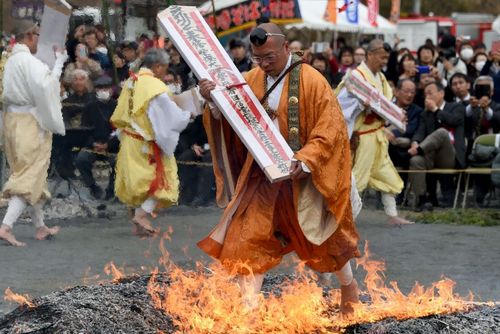 یک راهب بودایی در حال عبور از ذغال گداخته در معبدی در ژاپن در قالب آیین های بهاره