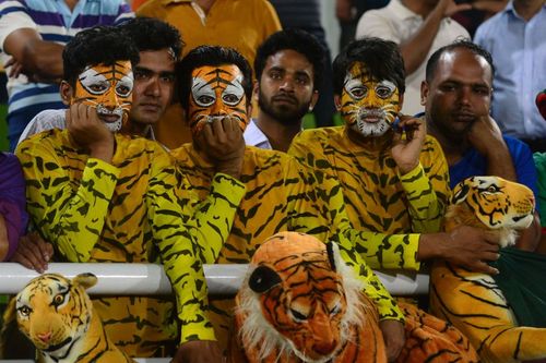 طرفداران تیم ملی کریکت بنگلادش در حال تماشای بازی تیمشان در فینال بازی های آسیایی در استادیومی در شهر داکا