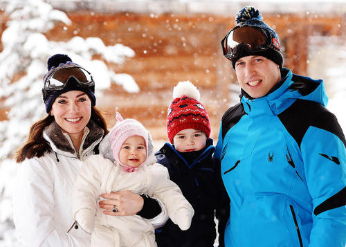 پرنس ویلیام (نوه ملکه بریتانیا) و کاترین میدلتون و دو فرزندشان (جورج و شارلوت) در حال اسکی در رشته کوه های آلپ در فرانسه