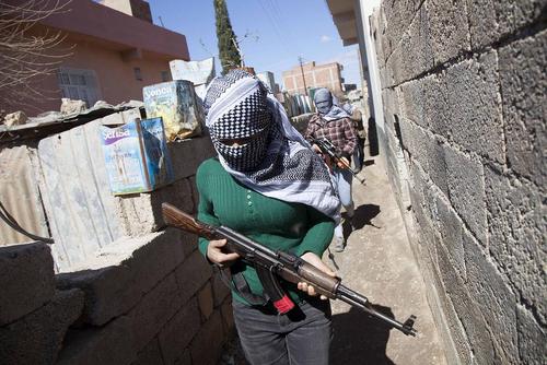 یک زن مسلح کرد در جریان درگیری با نیروهای ارتش ترکیه در شهر کردنشین نُصیبین در شرق ترکیه