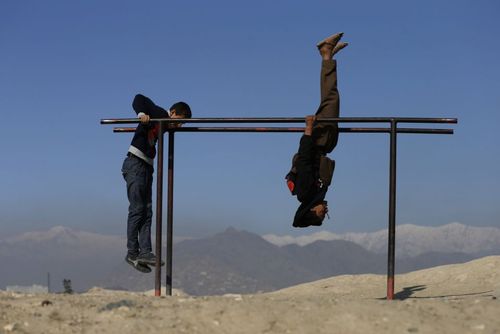 نوجوانان افغانی در حال بازی – کابل