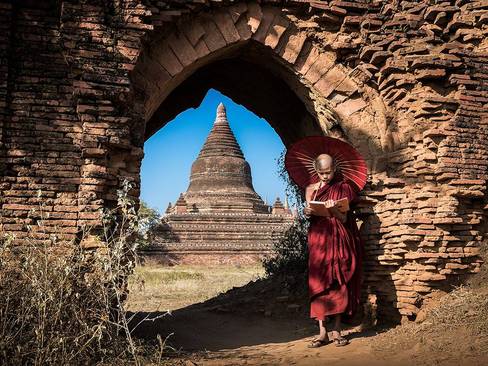 یک راهب بودایی در میانمار
