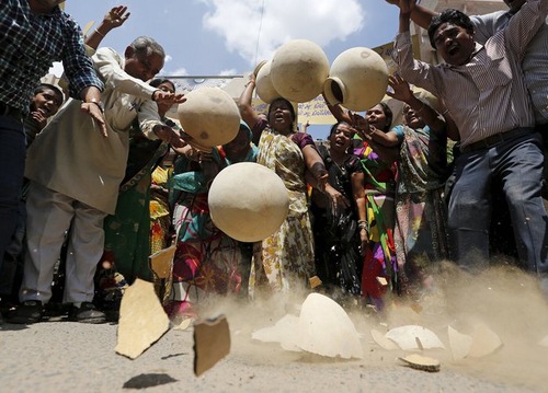 شکستن کوزه های سفالی در اعتراض به بحران کمبود آب در شهر احمد آباد هند