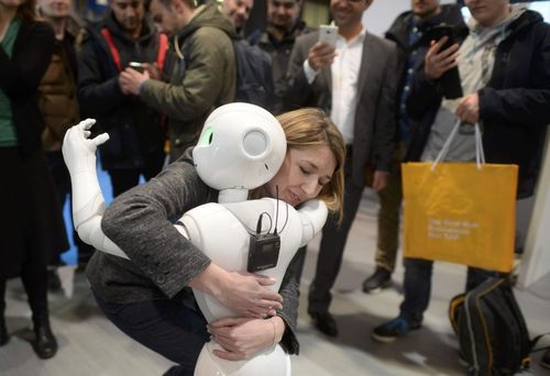 در آغوش گرفتن روبات انسان نما در نمایشگاه کامپیوتر و نرم افزار در هانوفر آلمان
