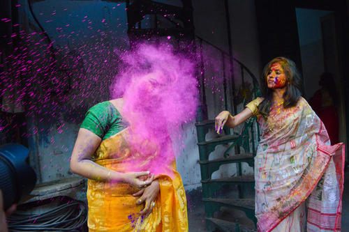 جشن پودر رنگ دانشجویان دانشگاه رابیندرا بهاراتی در کلکته هند
