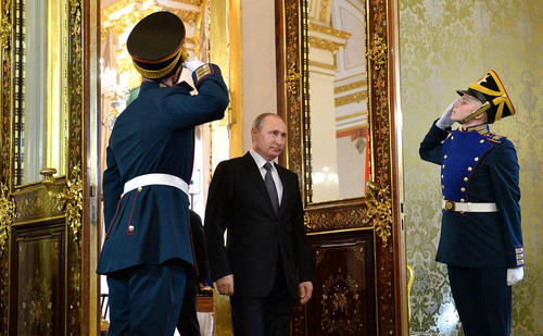 ولادیمیر پوتین رییس جمهوری روسیه در مراسم استقبال از محمد ششم پادشاه مراکش در کرملین