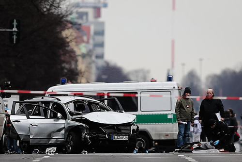 صحنه انفجار یک خودرو در برلین آلمان. پلیس برلین اعلام کرده است این حادثه در اثر درگیری بین گروه های تبهکار قاچاق مواد مخدر بوده است