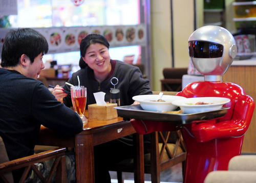 روبات گارسون در رستورانی در شنیانگ چین
