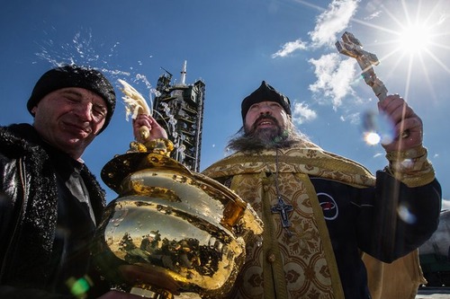 اجرای مراسم مذهبی از سوی کشیش ارتدوکس روسی پیش از پرتاب ماهواره سایوز روسی از پایگاه فضایی بایکونور قزاقستان