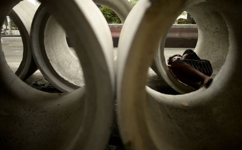 خواب نیمروزی مرد فیلیپینی  داخل لوله های سیمانی – مانیل