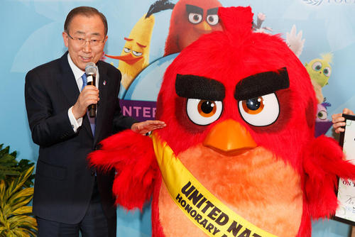 بان کی مون دبیر کل سازمان ملل در کنار عروسک 