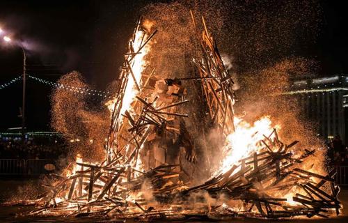  
تماشای آتش زدن عروسک خرسی در جشن خداحافظی با فصل زمستان در مسکو