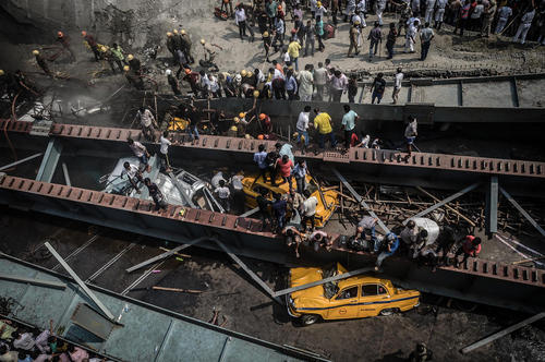 ریزش یک پل در دست ساخت در کلکته هند. در این حادثه 20 تن کشته و 150 نفر زخمی شدند