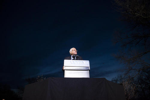 سخنرانی برنی سندرز یکی از دو نامزد دموکرات انتخابات ریاست جمهوری آمریکا در جمع حامیانش در نیویورک