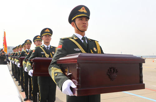تحویل بقایای جسد 36 سرباز چینی بازمانده از جنگ دو کره به نیروهای چینی در فرودگاه اینچئون کره جنوبی