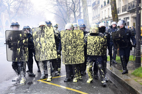 پاشیدن رنگ به روی پلیس از سوی معترضان به تغییر قانون کار فرانسه - پاریس