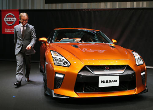 معاون رییس کمپانی خودروسازی نیسان ژاپن در شهر کاناگاوا و در مراسم رونمایی از خودرو جدید تولید این کمپانی