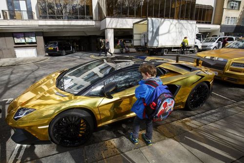 خودروهای لوکس و طلایی یک مرد ثروتمند سعودی در لندن