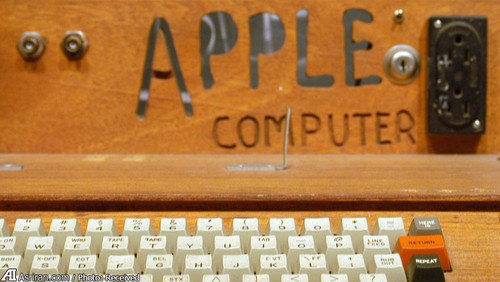 اولین کامپیوتر اپل معروف به اپل 1 که در سال 1976 ساخته شد