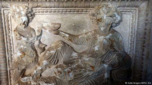 نیروهای داعش پس از تصرف پالمیرا شماری از معابد، آرامگاه‌ها و مجسمه‌های تاریخی این شهر را که تا دو هزار سال قدمت داشتند تخریب کردند.