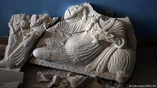 آثار باستانی موزه پالمیرا که توسط داعش تخریب شده است.