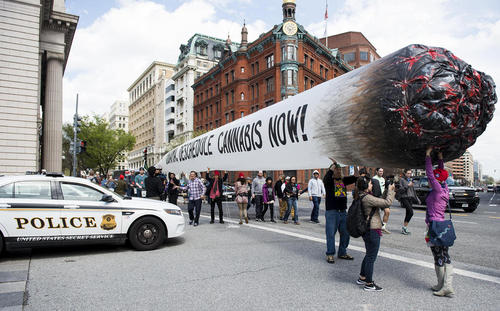 تظاهرات حامیان آزاد کردن مصرف ماریجوانا در واشنگتن. سرویس مخفی آمریکا از حمل ماکت سیگار 15 متری این گروه به مقابل کاخ سفید ممانعت کرد. 