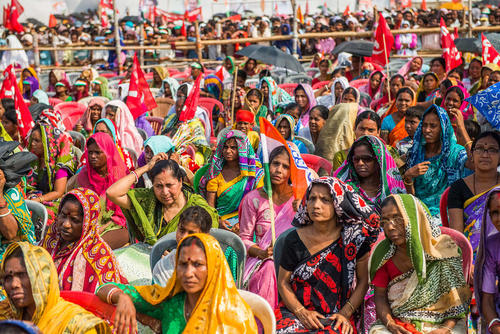 زنان هندی در حال گوش دادن به سخنرانی رائول گاندی معاون رییس حزب کنگره هند- بنگال غربی