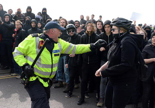 تظاهرات فعالان راستگرا و ضد مهاجران و مخالفان آنها و میانداری پلیس - کنت بریتانیا