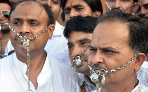 طلا و جواهر سازان در شهر بیکانر هند در اعتراض به افزایش مالیات غیر مستقیم بر صنف طلا و جواهر تظاهرات کردند